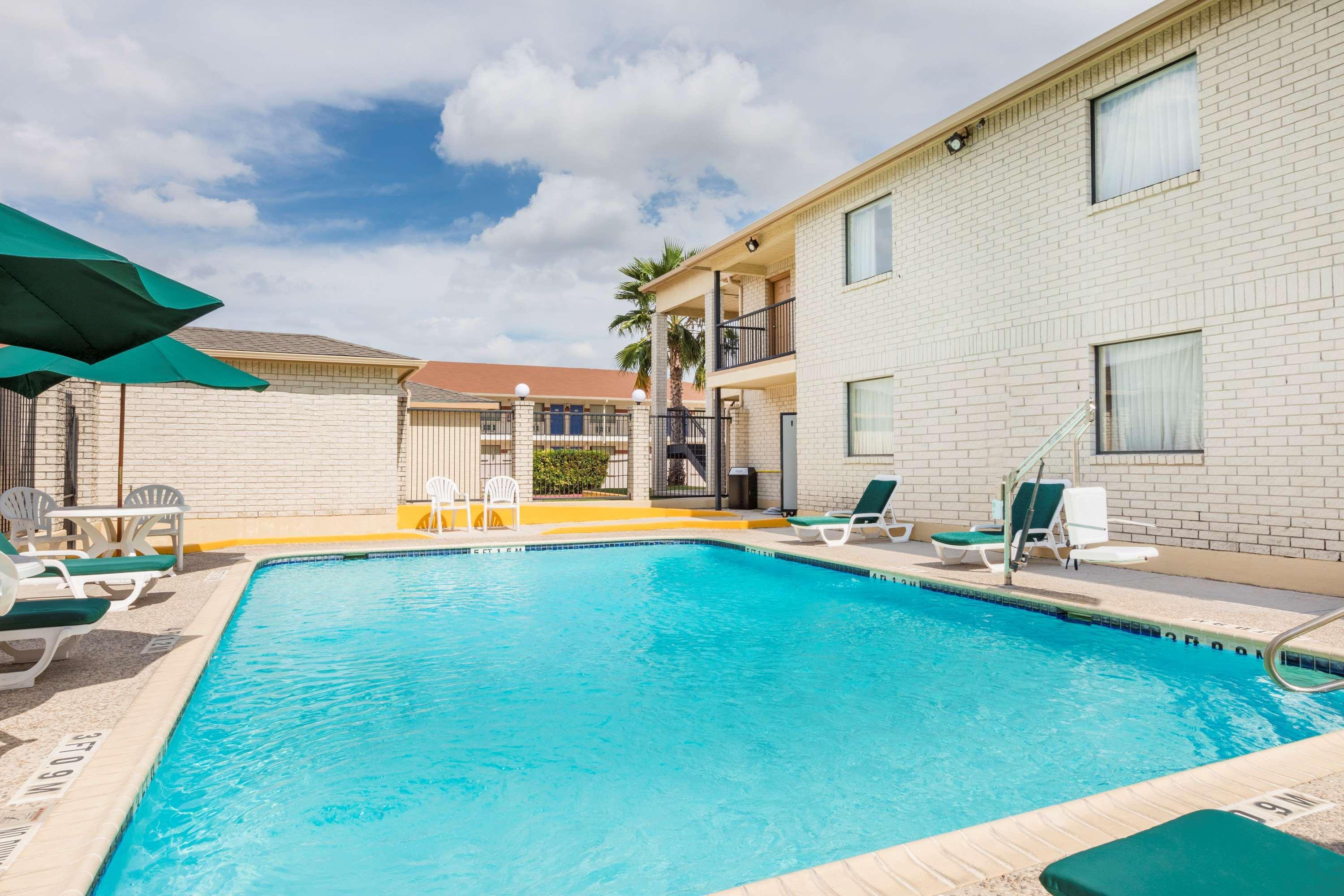 Super 8 By Wyndham San Antonio At I-10 Motel Exterior photo