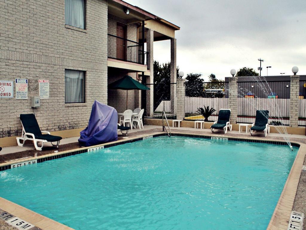 Super 8 By Wyndham San Antonio At I-10 Motel Exterior photo